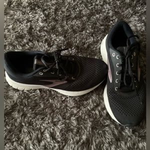 Womens Brooks size 10